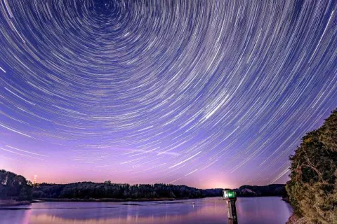 Startrails über der Wahnbachtalsperre 01.10.2015 (Nikon D810, Nikkor 20 mm f/1.8, 30s bei f/1.8 und ISO 100)