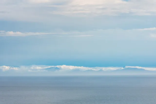 Kunashiri , die schwarze Insel im Nebel