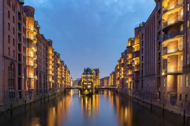 Fotospot "Schloss in der Speicherstadt" in der Blauen Stunde