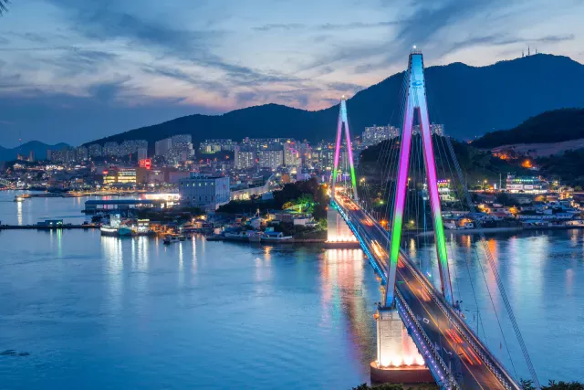 Blue hour in Yeosu - the Dolsandaegyo Bridge (돌산 대교)