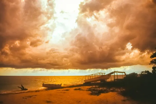 Sonnenuntergang auf Samalona über der Straße von Makassar