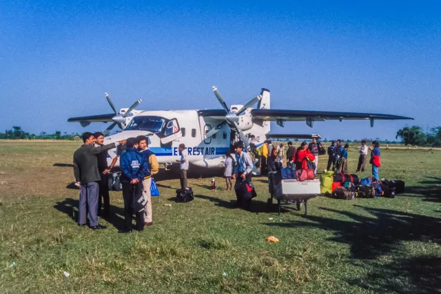 Ankunft in Bhadrapur in Nepal und Weiterfahrt mit Landrovern nach Darjeeling