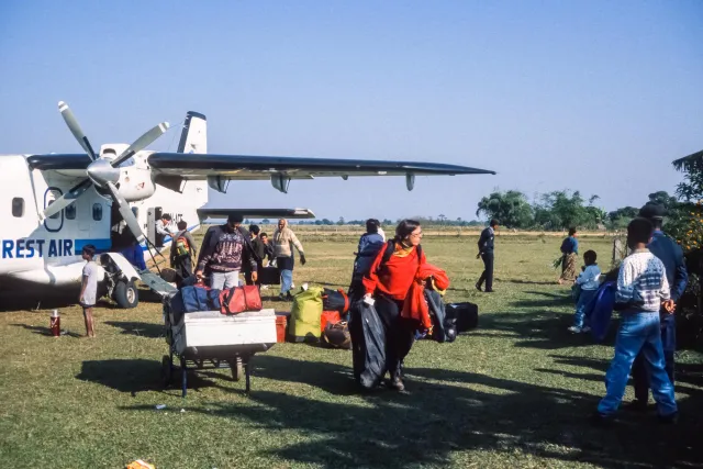 Ankunft in Bhadrapur in Nepal und Weiterfahrt mit Landrovern nach Darjeeling