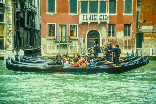 Canals, alleys and squares