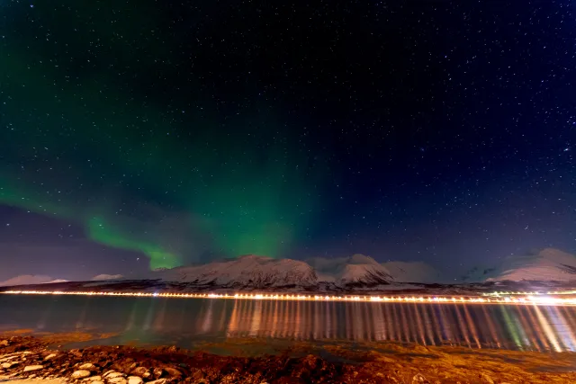 Nordlichter über dem Fjord Solenagen vor den Lyngenfjorder Alpen