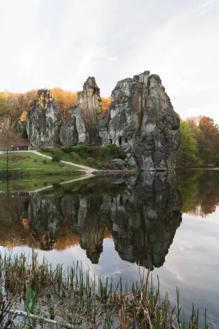 Die Externsteine spiegeln sich im Wiembecketeich