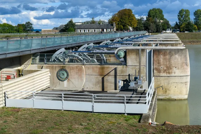 Das mächtige Wehr harmonisiert den Tidenhub und schütz vor dem Schlamm