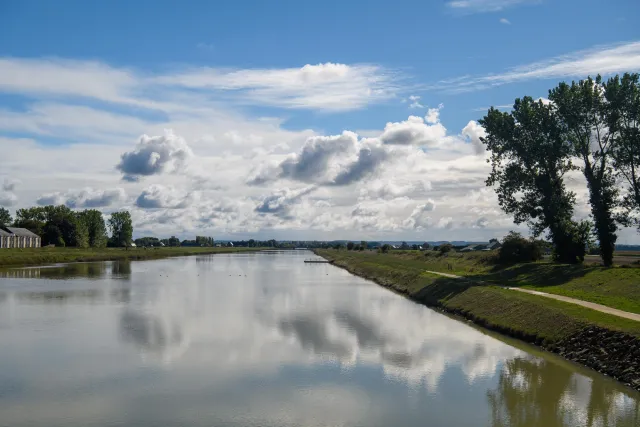 Das mächtige Wehr harmonisiert den Tidenhub und schütz vor dem Schlamm