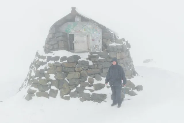 Ankunft an der steinernen Gipfelhütte auf dem Ben Nevis