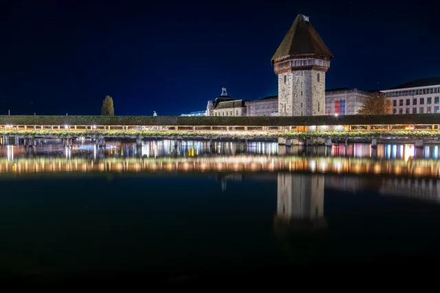 Die Kapellbrücke mit Wasserturm über der Reuss