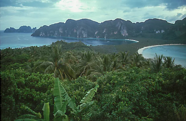 Der Ausblick auf die schmale Landzunge von Koh Phi Phi